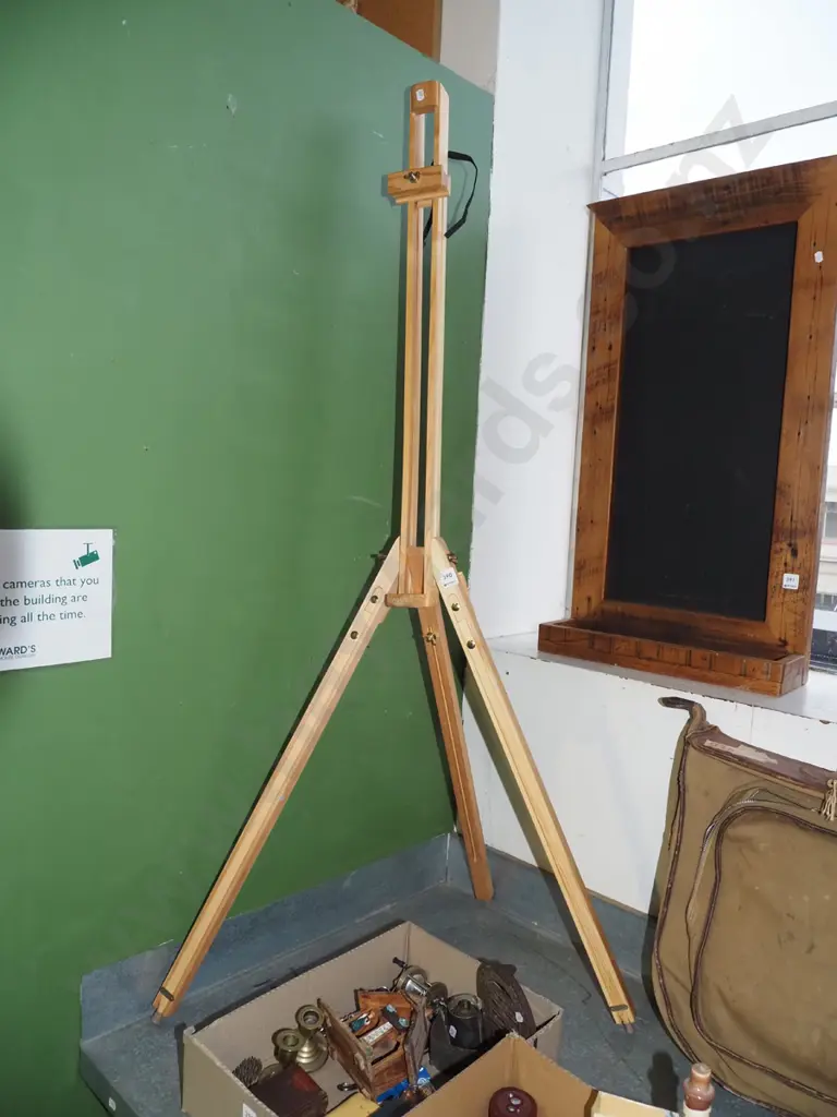 wooden artist easel Image 1++