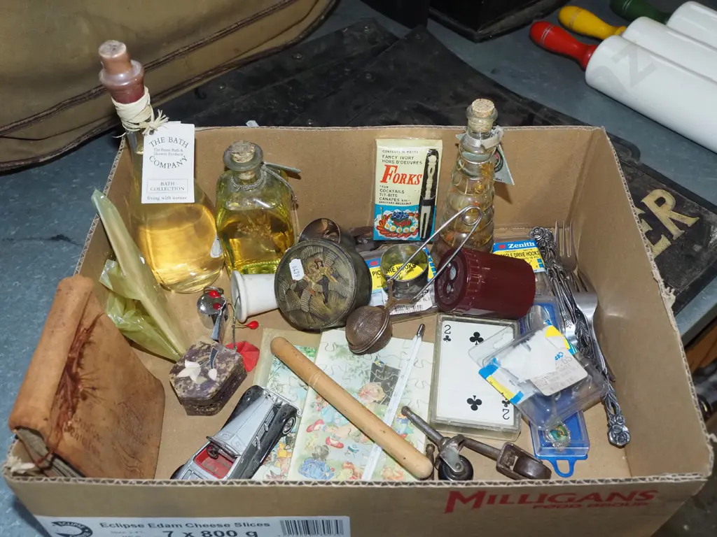 box; bath soaps, whistle, small puzzles etc Image 1++
