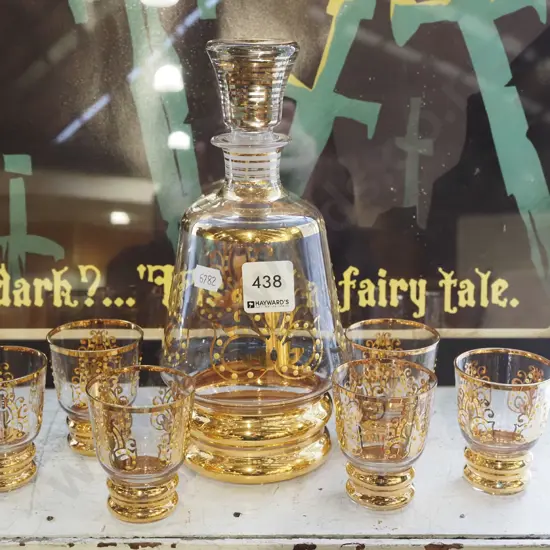 amber glass and gold decanter, 6x small shot glasses