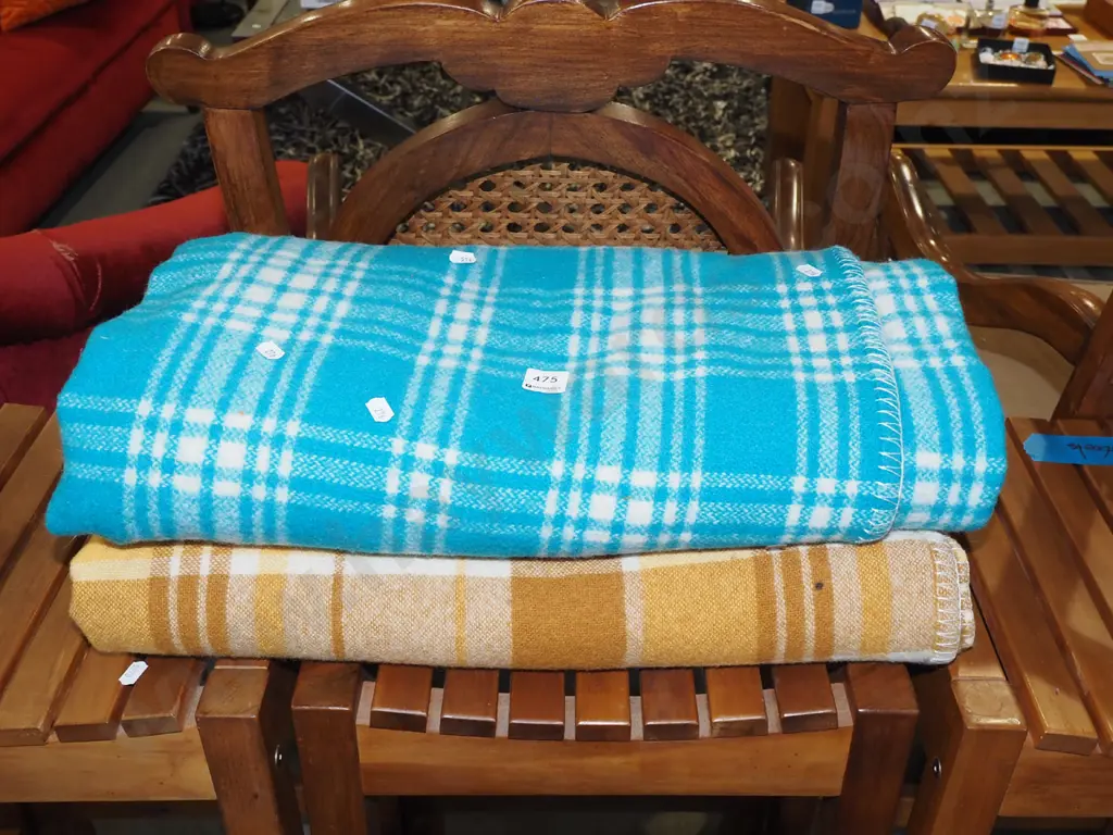 2x woollen blankets Image 1++