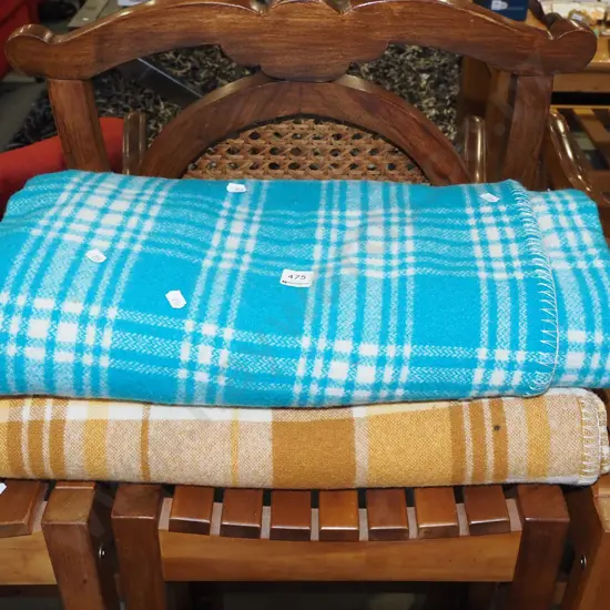 2x woollen blankets