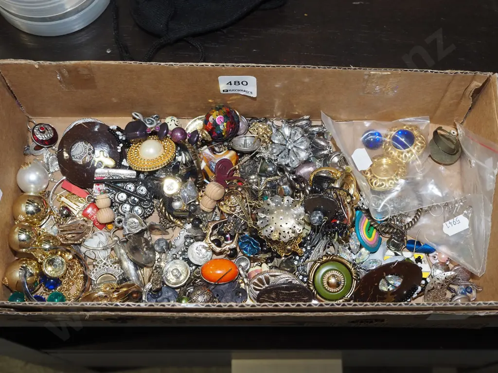 tray of costume jewellery Image 1++