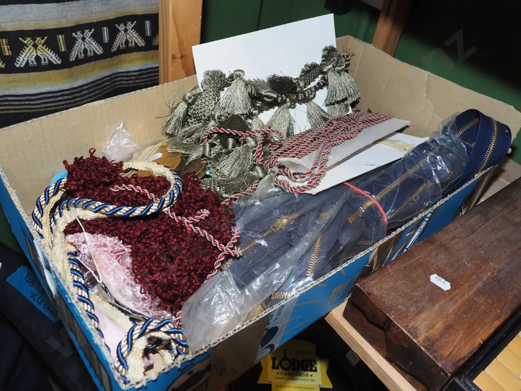 box; sewing braids, powder comport, zips etc Image 1++