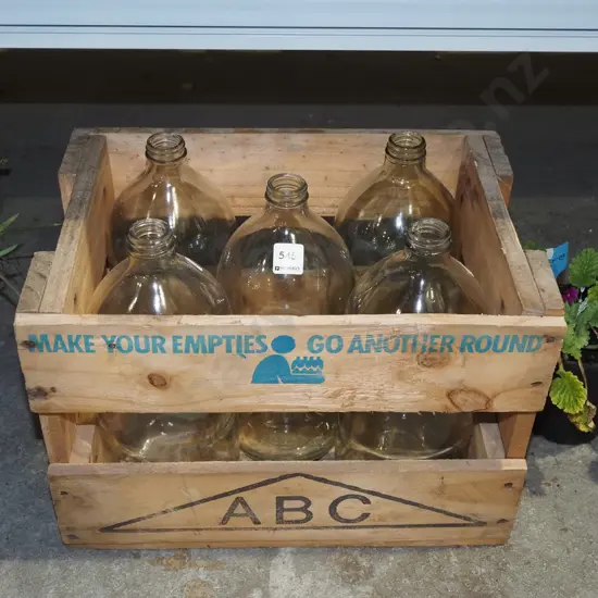 beer crate and 5 flagons