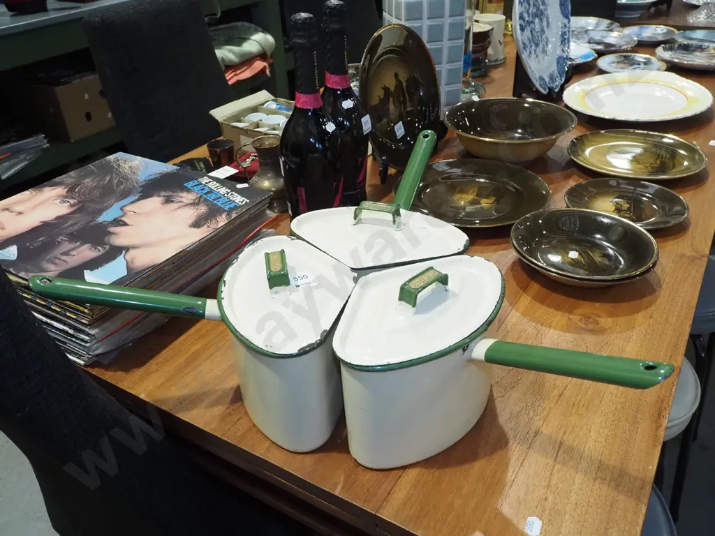 Judgeware enamel triangular 3 pot set Image 1++