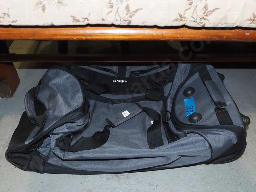 Extreme NZ suitcase on wheels Image 1++
