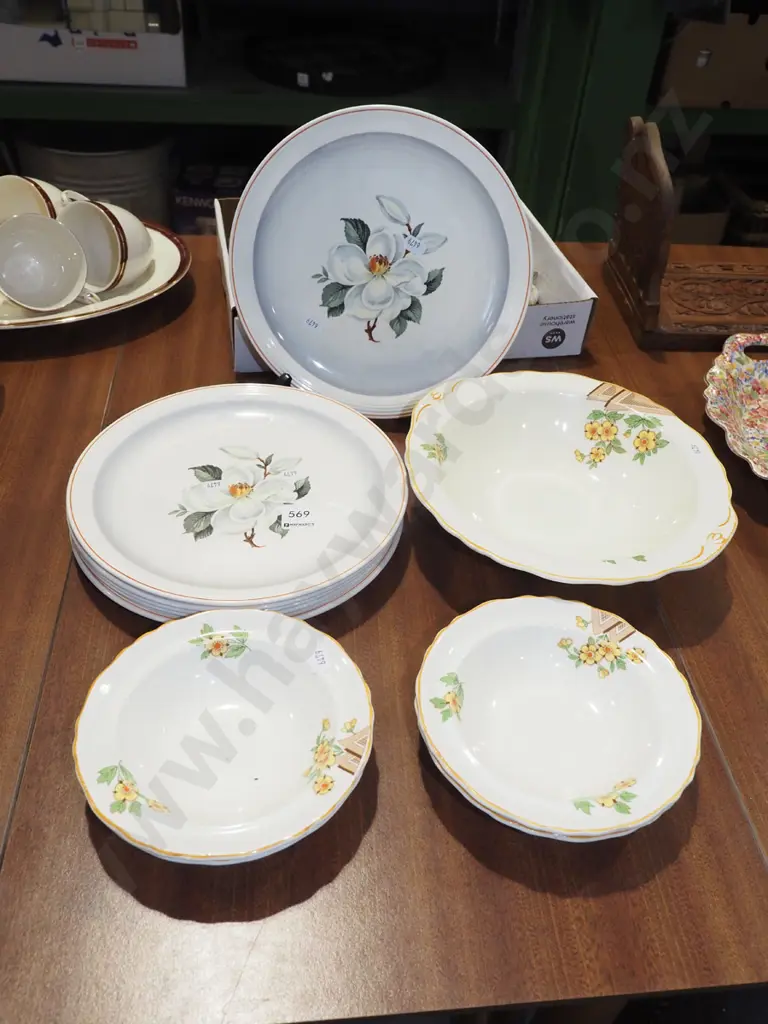 Woods and Sons floral plates, part sweet set Image 1++