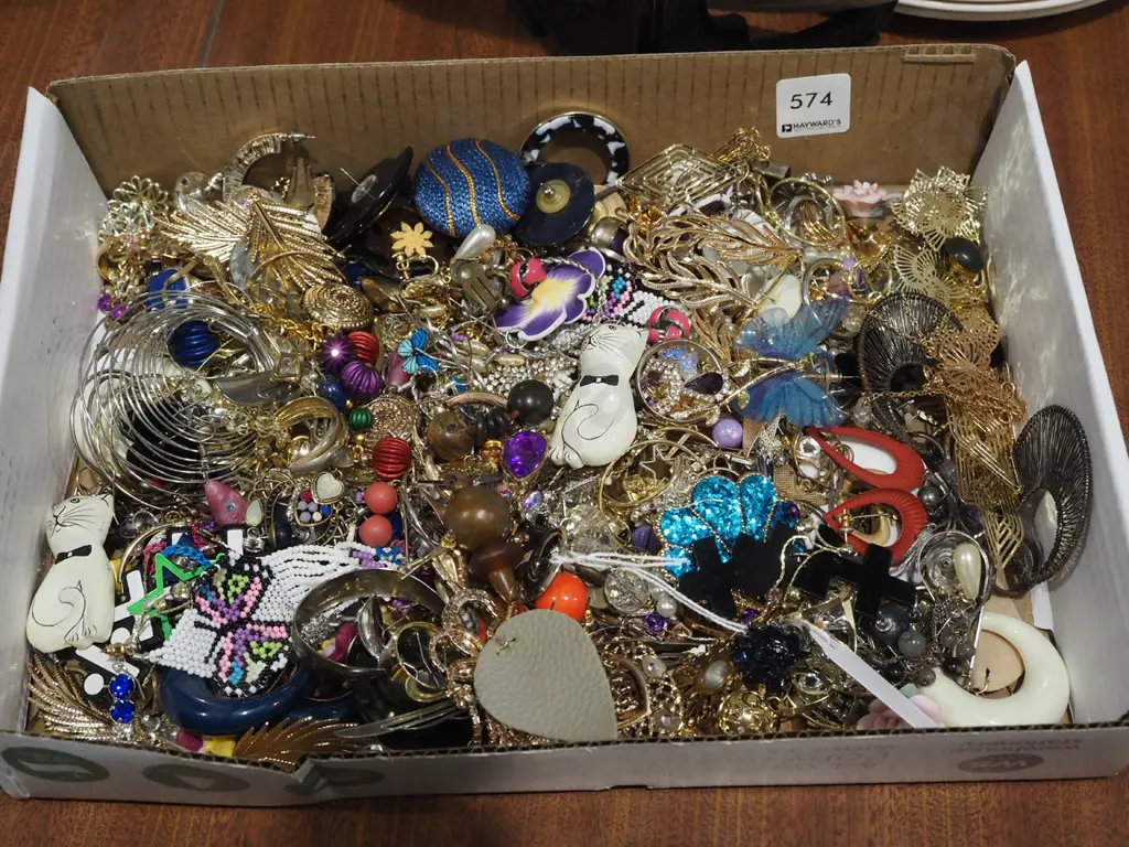 box of costume jewellery Image 1++