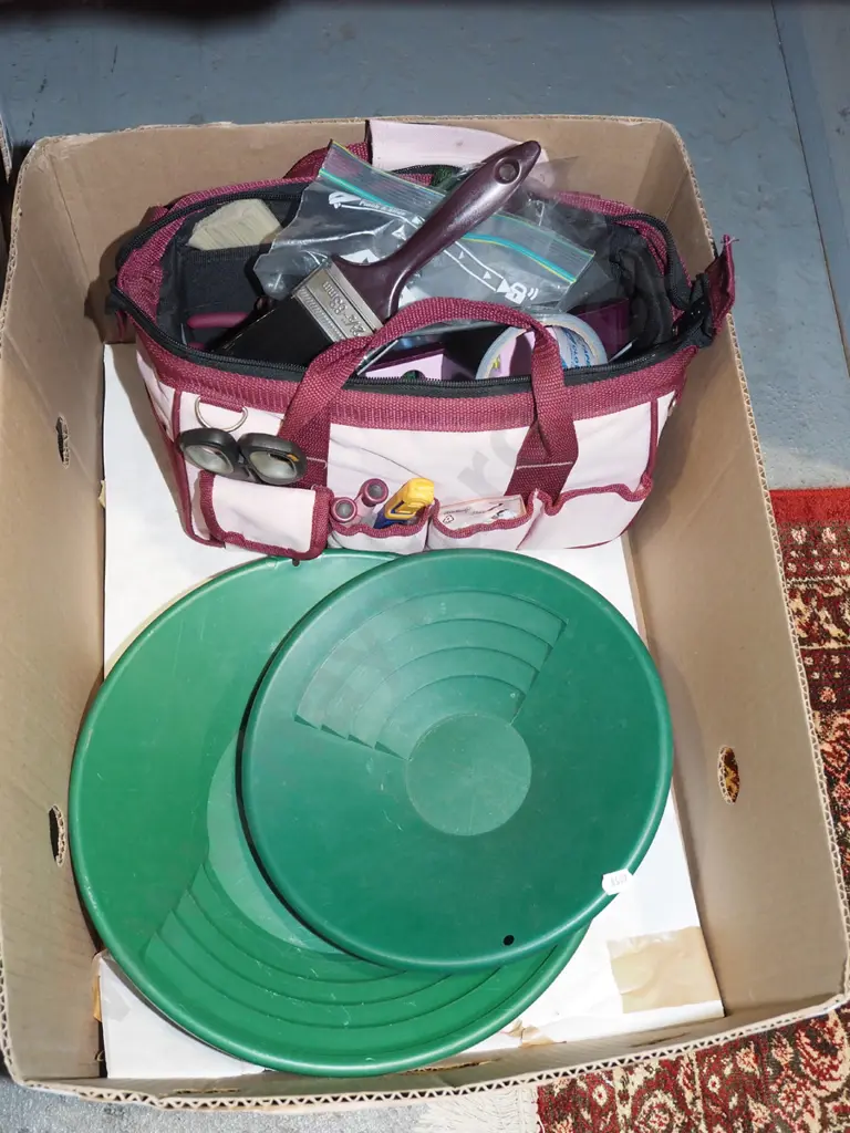 box; tool bag and contents, 2x gold pans Image 1++