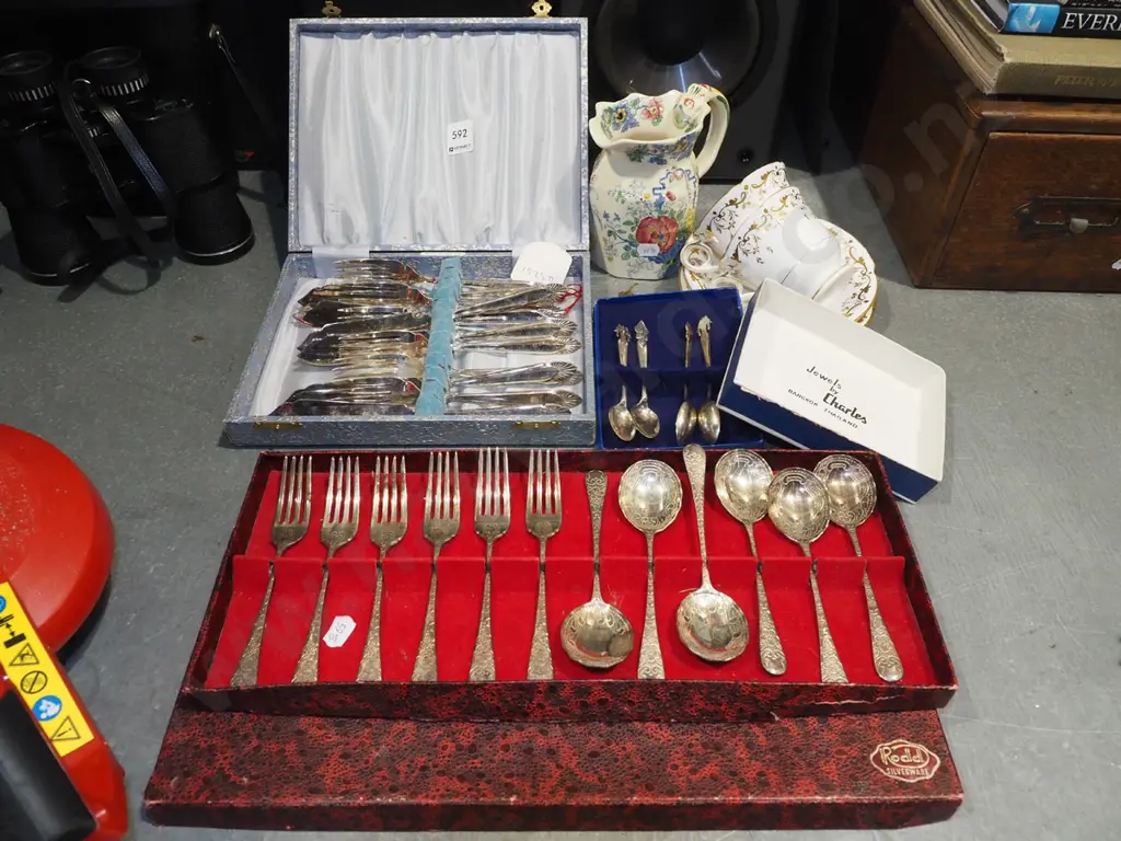 Masons jug, 3x cased cutlery, 2x white and gold cups and saucers Image 1++