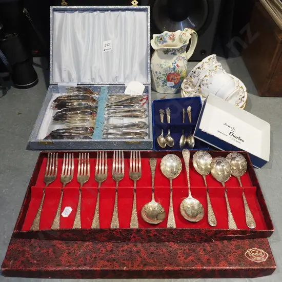 Masons jug, 3x cased cutlery, 2x white and gold cups and saucers