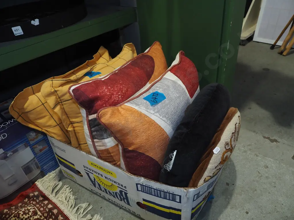box of cushions Image 1++