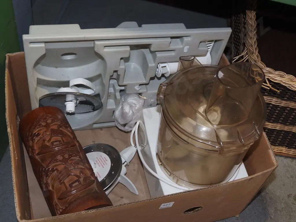 Magimix kitchen whiz and accessories, carved bamboo vase Image 1++