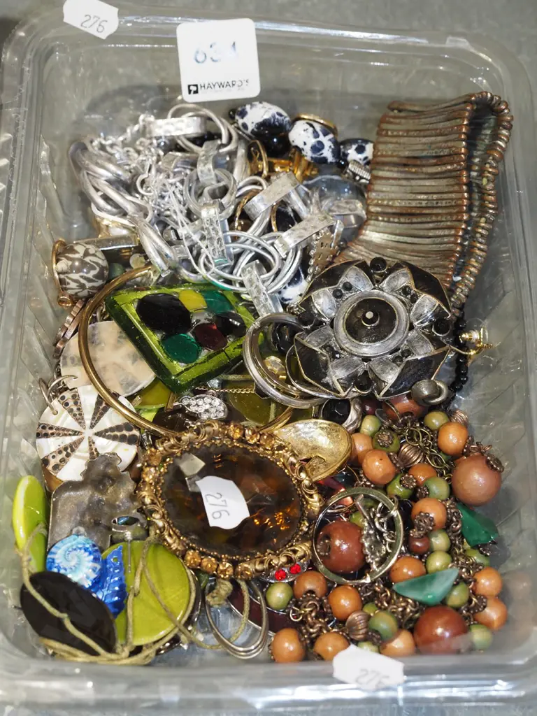 tray of costume jewellery Image 1++