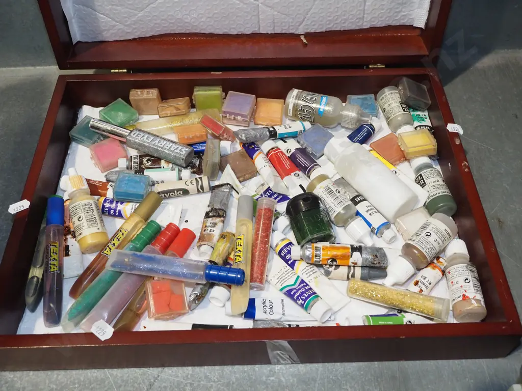box; artists paints, glitter etc Image 1++