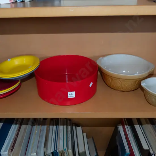 2x ceramic graduated mixing bowls, plastic bowls, red plastic fruit bowl