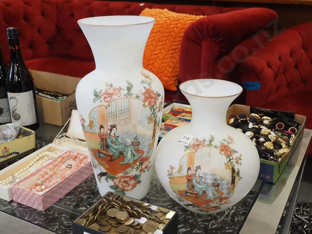 2x milk glass Asian vases Tallest H370 Image 1++
