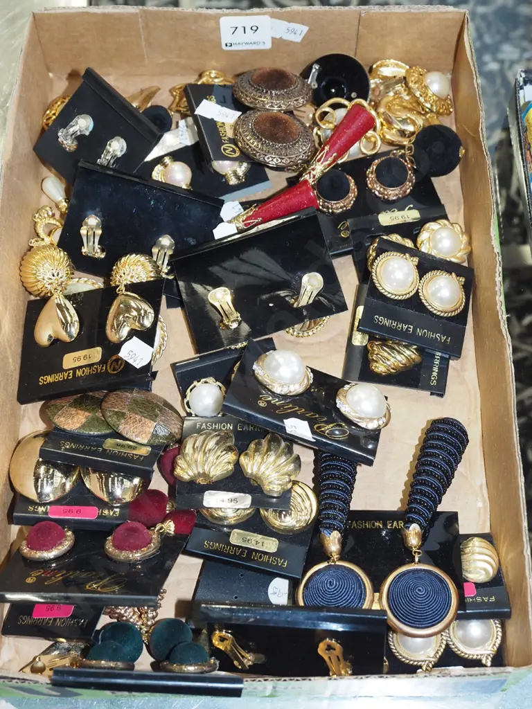 box of clip on earrings Image 1++