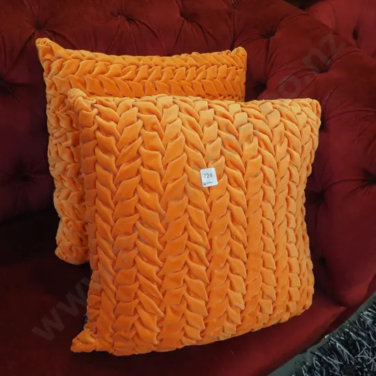 2x orange cushions