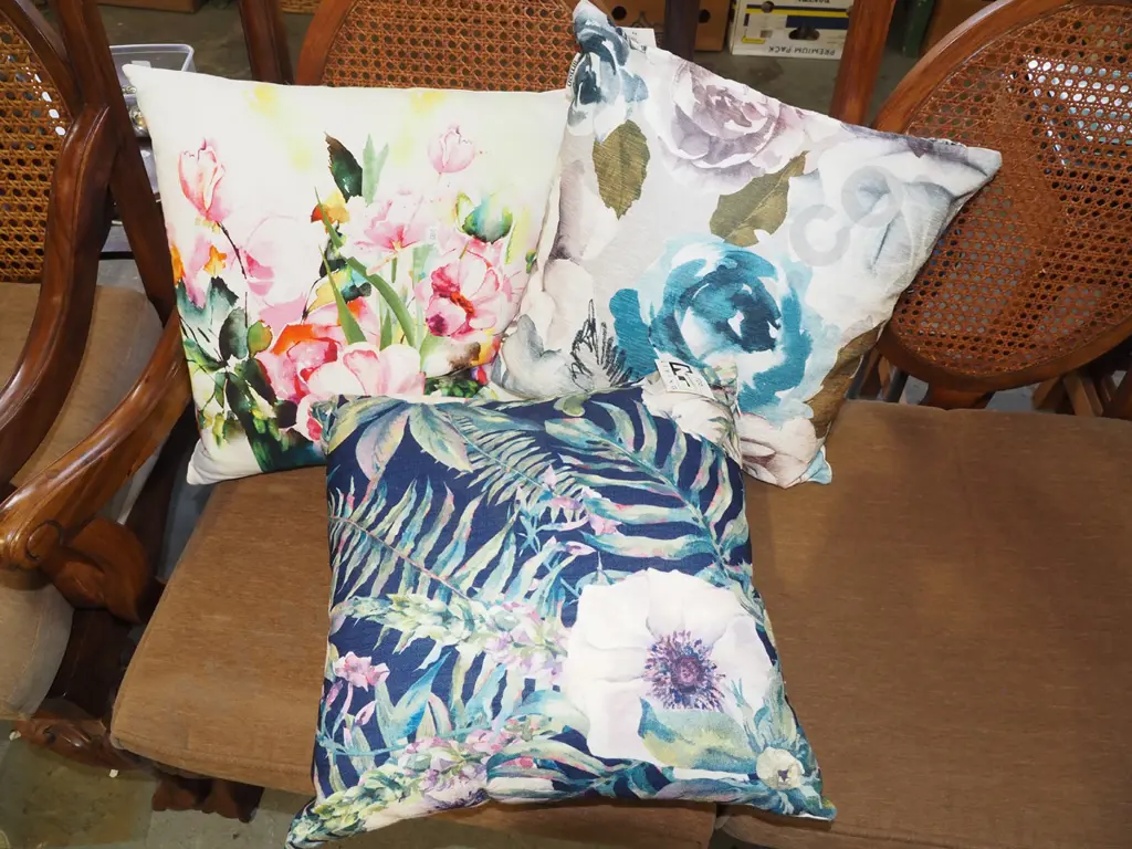 3x as new floral cushions Image 1++
