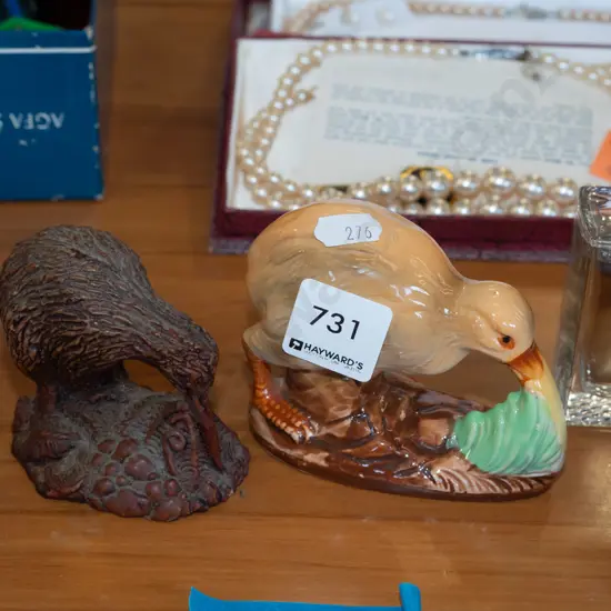 2x kiwi figuirnes - 1 has crack to beak
