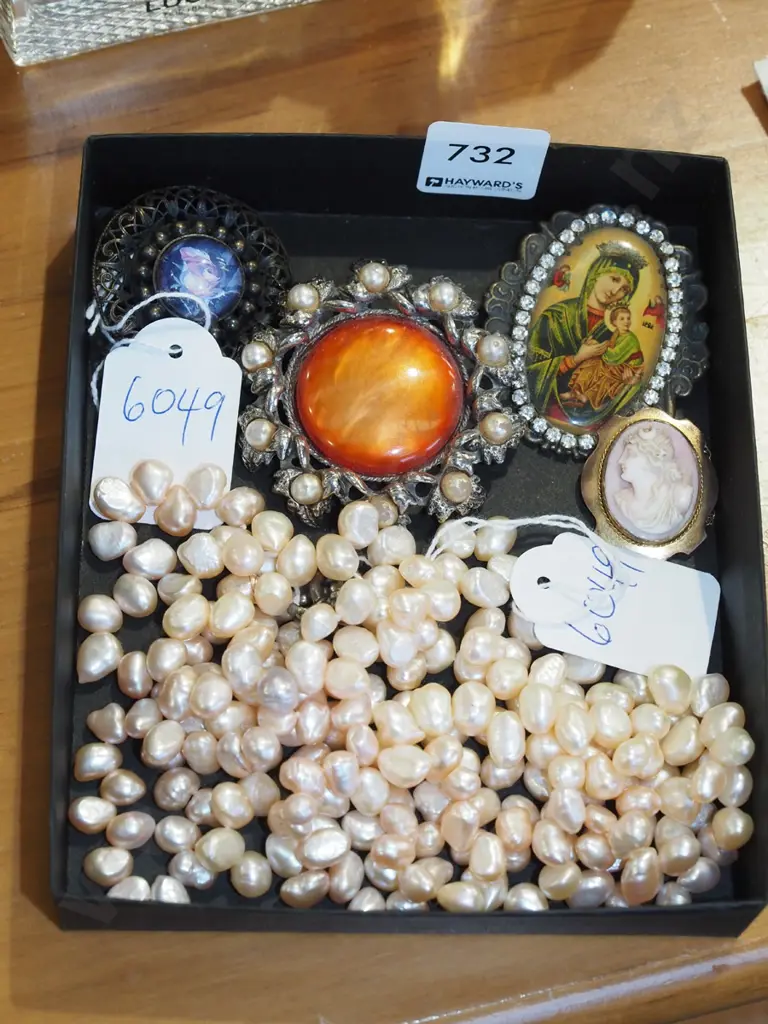 tub of costume jewellery Image 1++