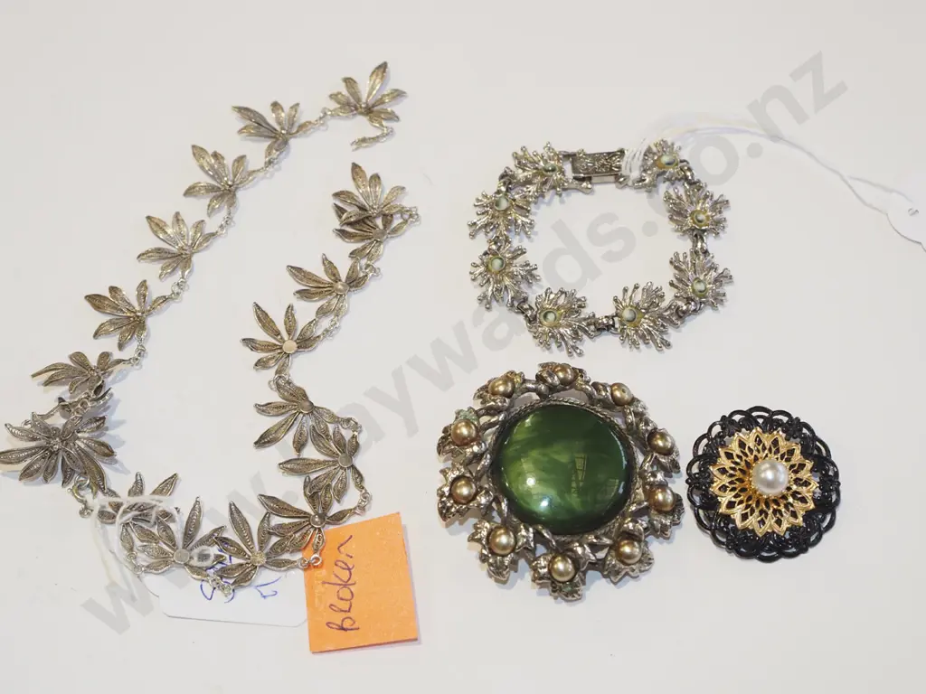 2 brooches, bracelet & flower necklace (broken) Image 1++