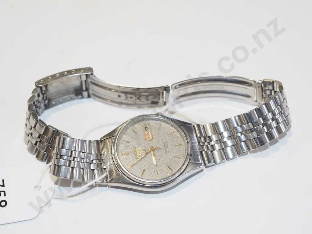 mens Seiko wristwatch scratches to glass Image 1++