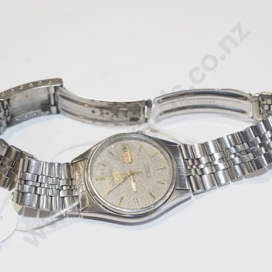 mens Seiko wristwatch scratches to glass