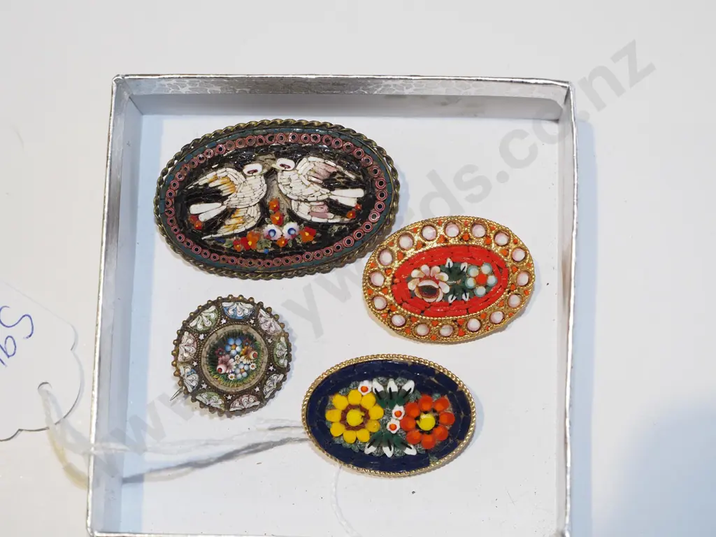 tray; 4 x brooches Image 1++