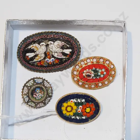 tray; 4 x brooches