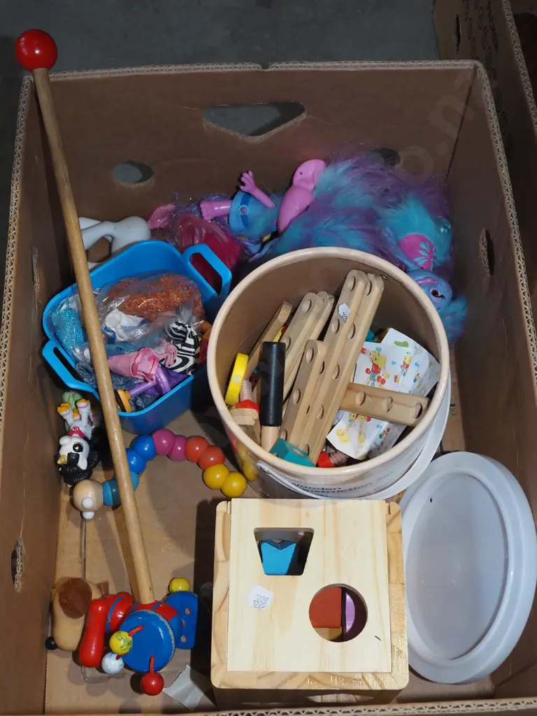 box; childrens wooden & other toys Image 1++
