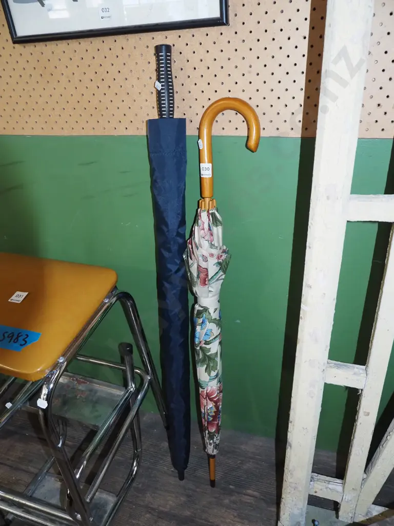2x umbrellas Image 1++