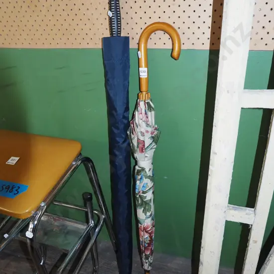 2x umbrellas