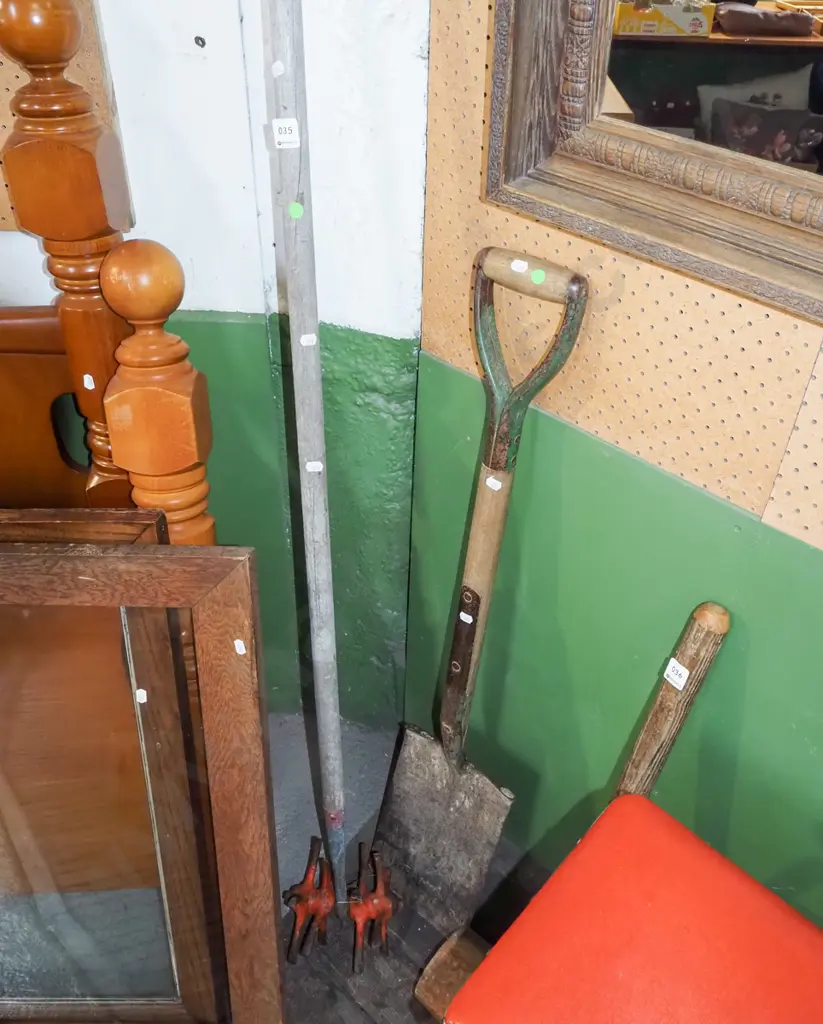 garden cultivator, wooden handled spade - green dots Image 1++
