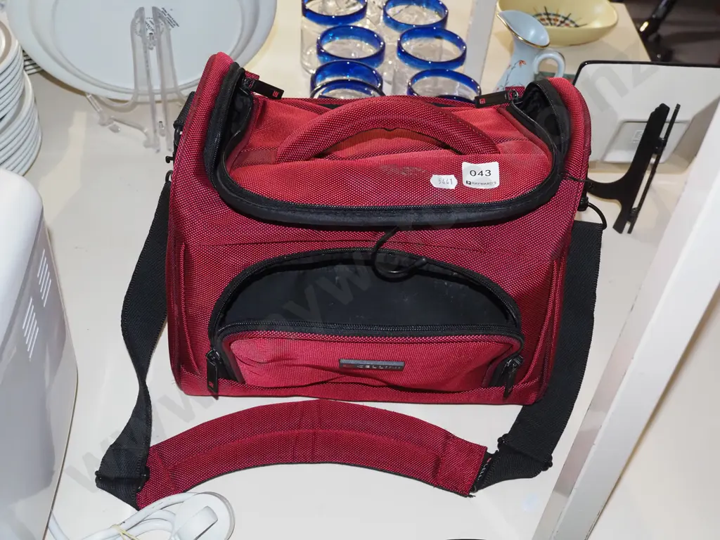 Cellini travelling makeup/toiletry  bag Image 1++