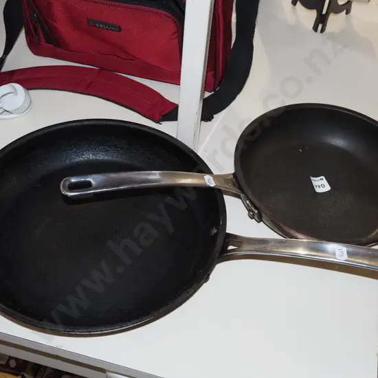 2x frying pans Largest Diam300
