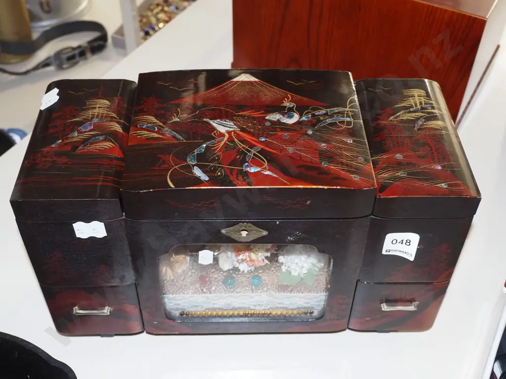 Japanese style lacquer jewellery box with clockwork ballerina Image 1++