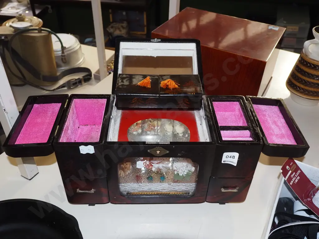 Japanese style lacquer jewellery box with clockwork ballerina Image 1++