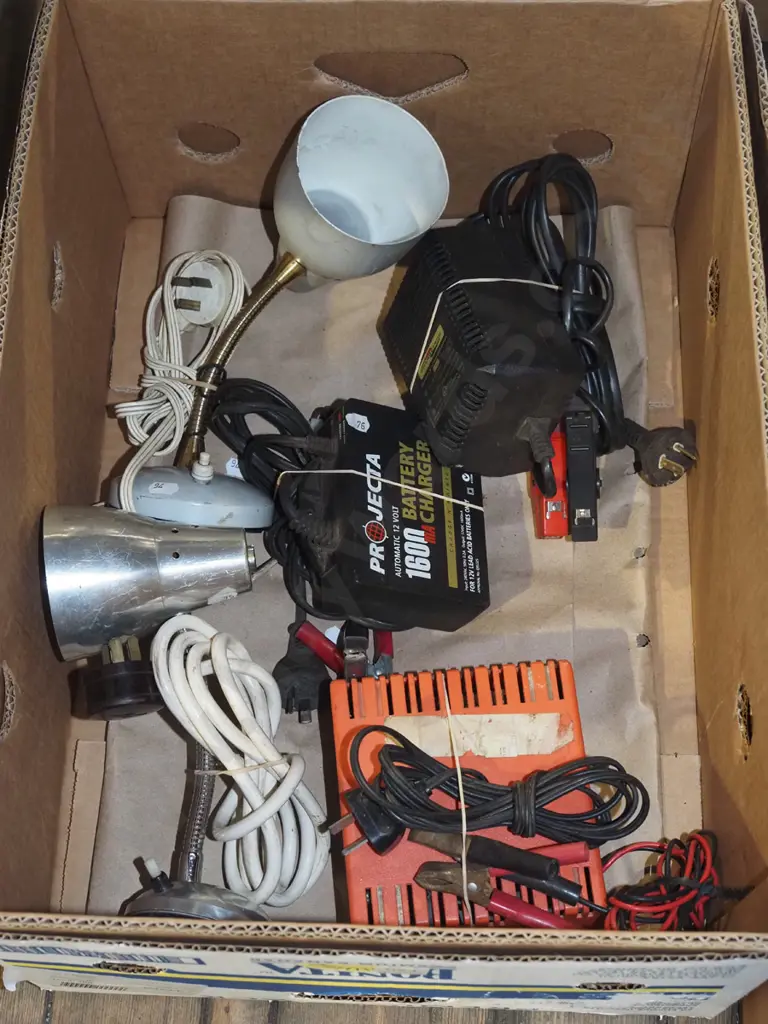 box; 3x  battery chargers, 2x bedside lamps Image 1++