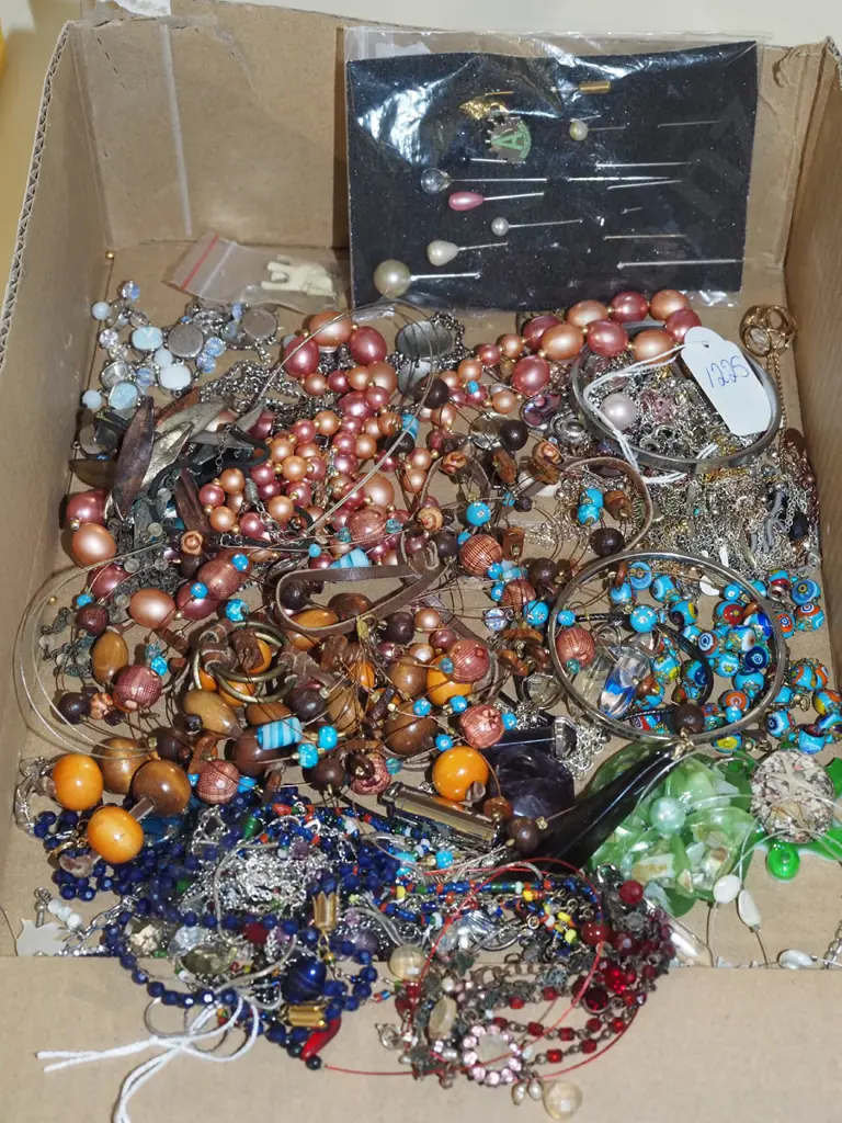 box of hat pins and costume jewellery Image 1++