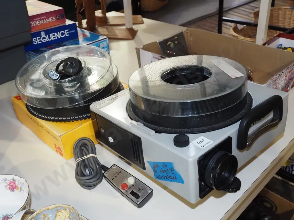 Kodak slide projector with additional carousels Image 1++