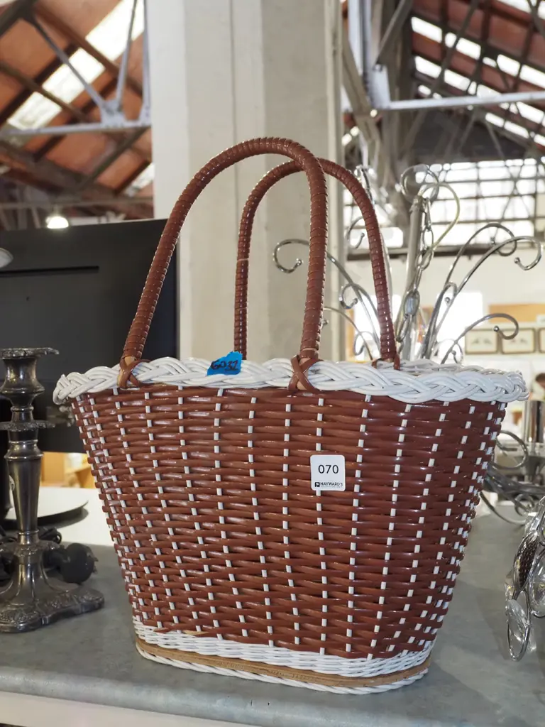 woven plastic basket Image 1++