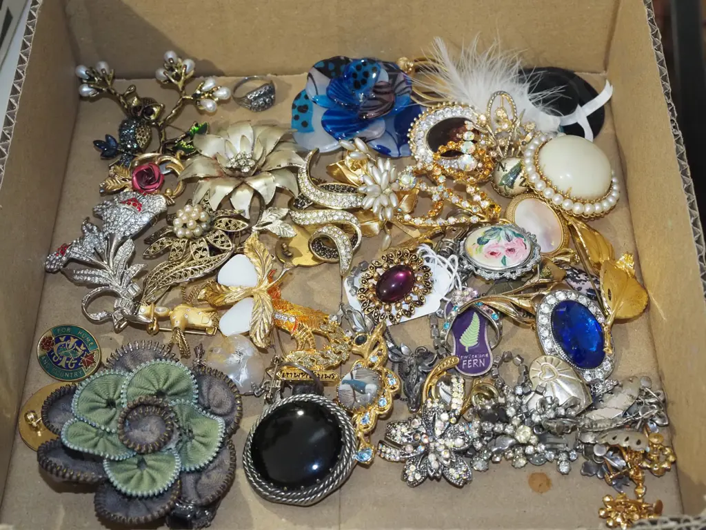 box of costume jewellery Image 1++