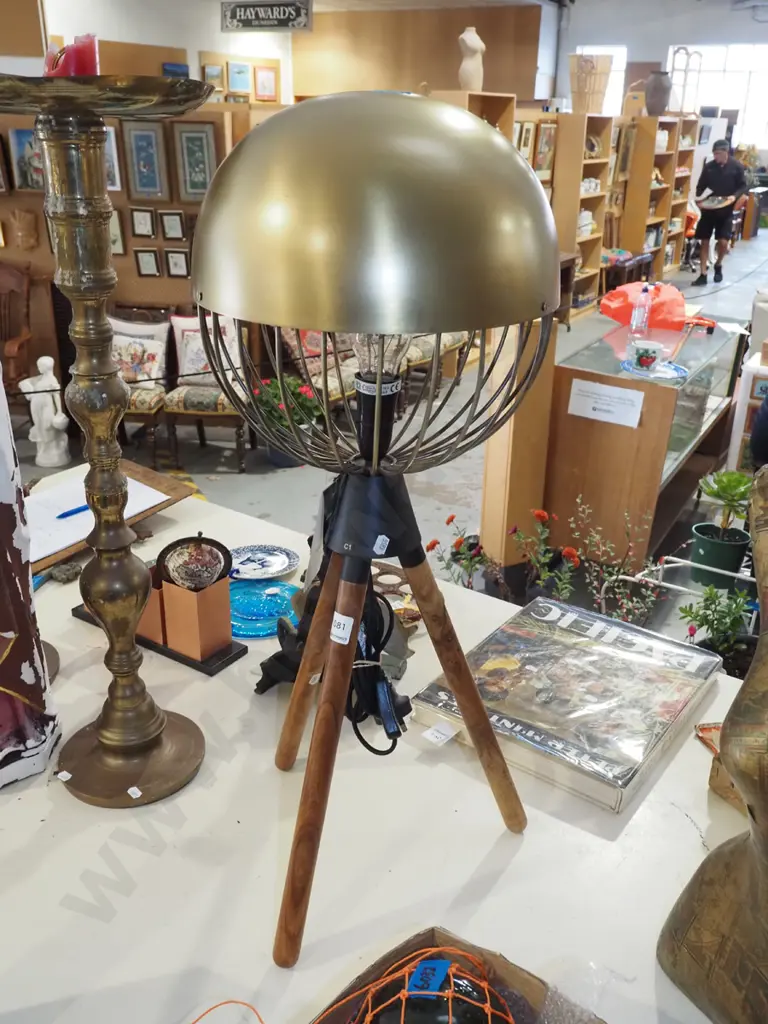 modern tripod based table lamp H770 Image 1++