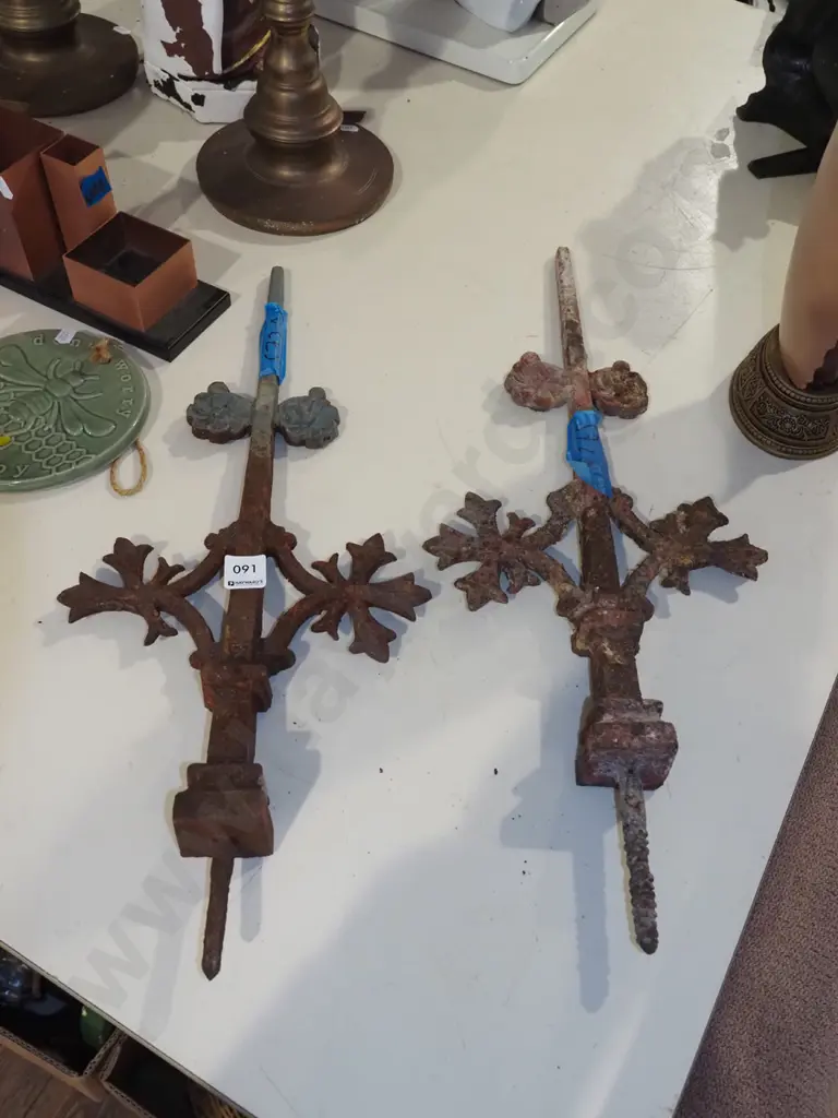 2x cast iron finials L580 Image 1++