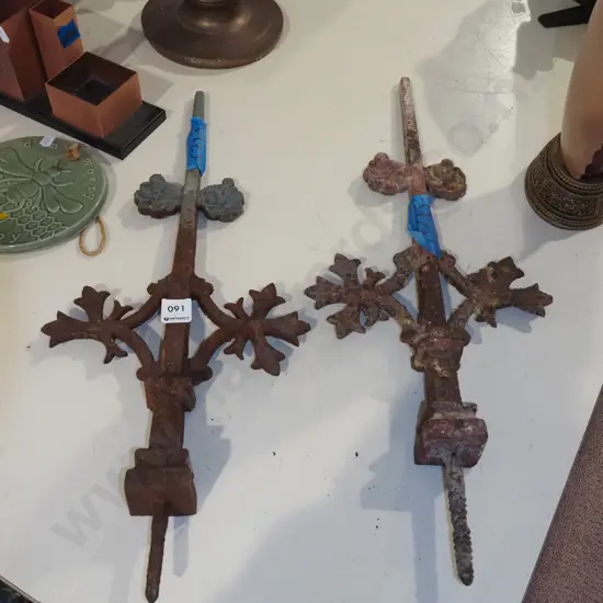 2x cast iron finials L580