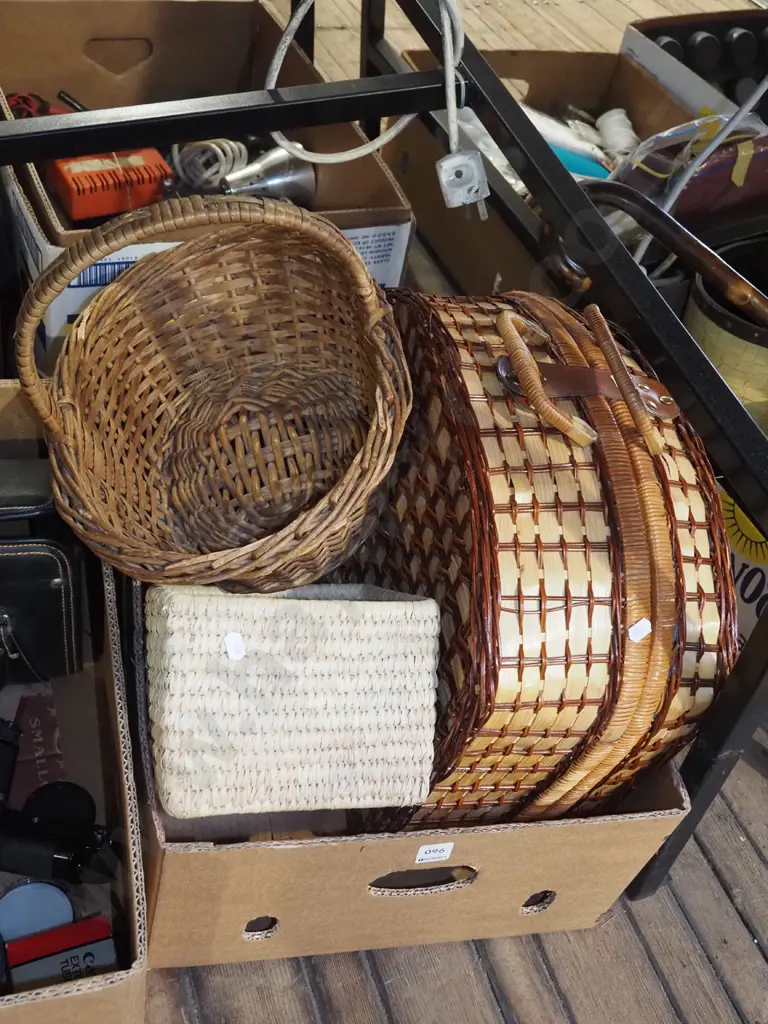 cane basket, seagrass basket, picnic hamper Image 1++