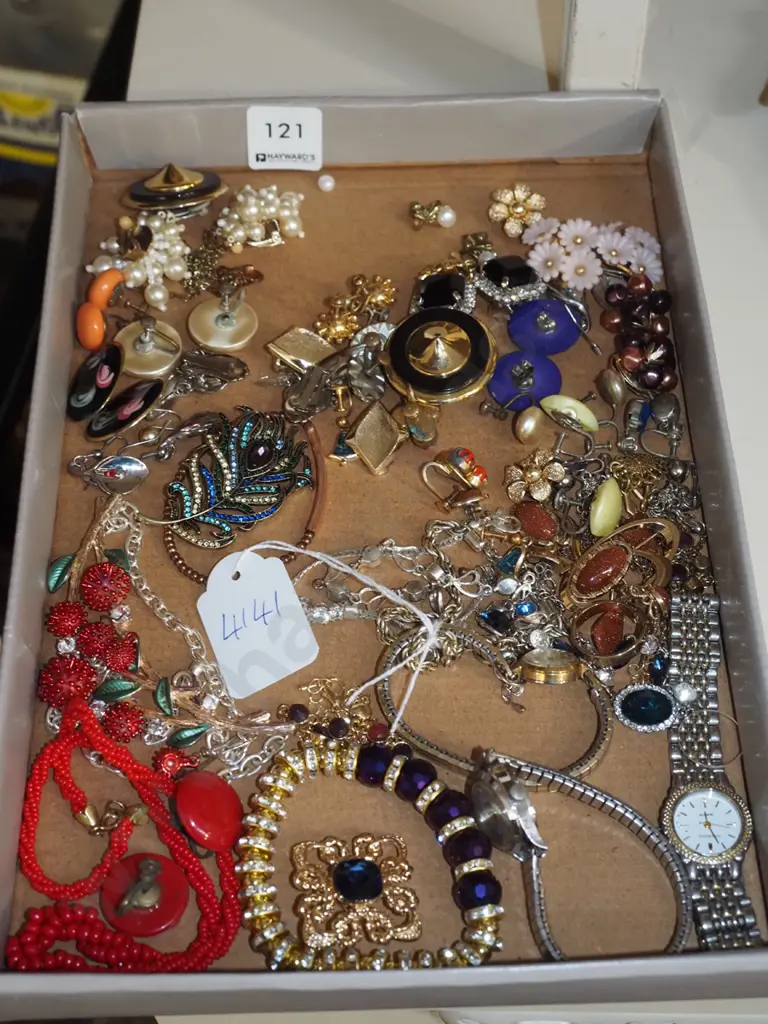 tray of costume jewellery Image 1++