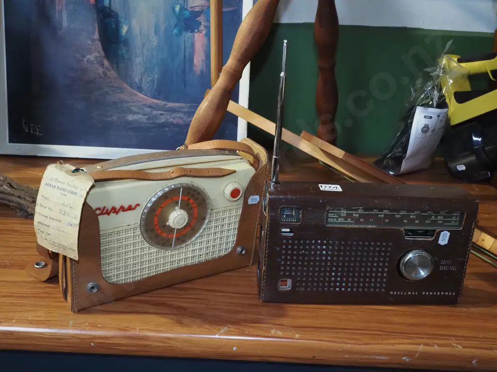 2x vintage leather cased transistor radios Image 1++